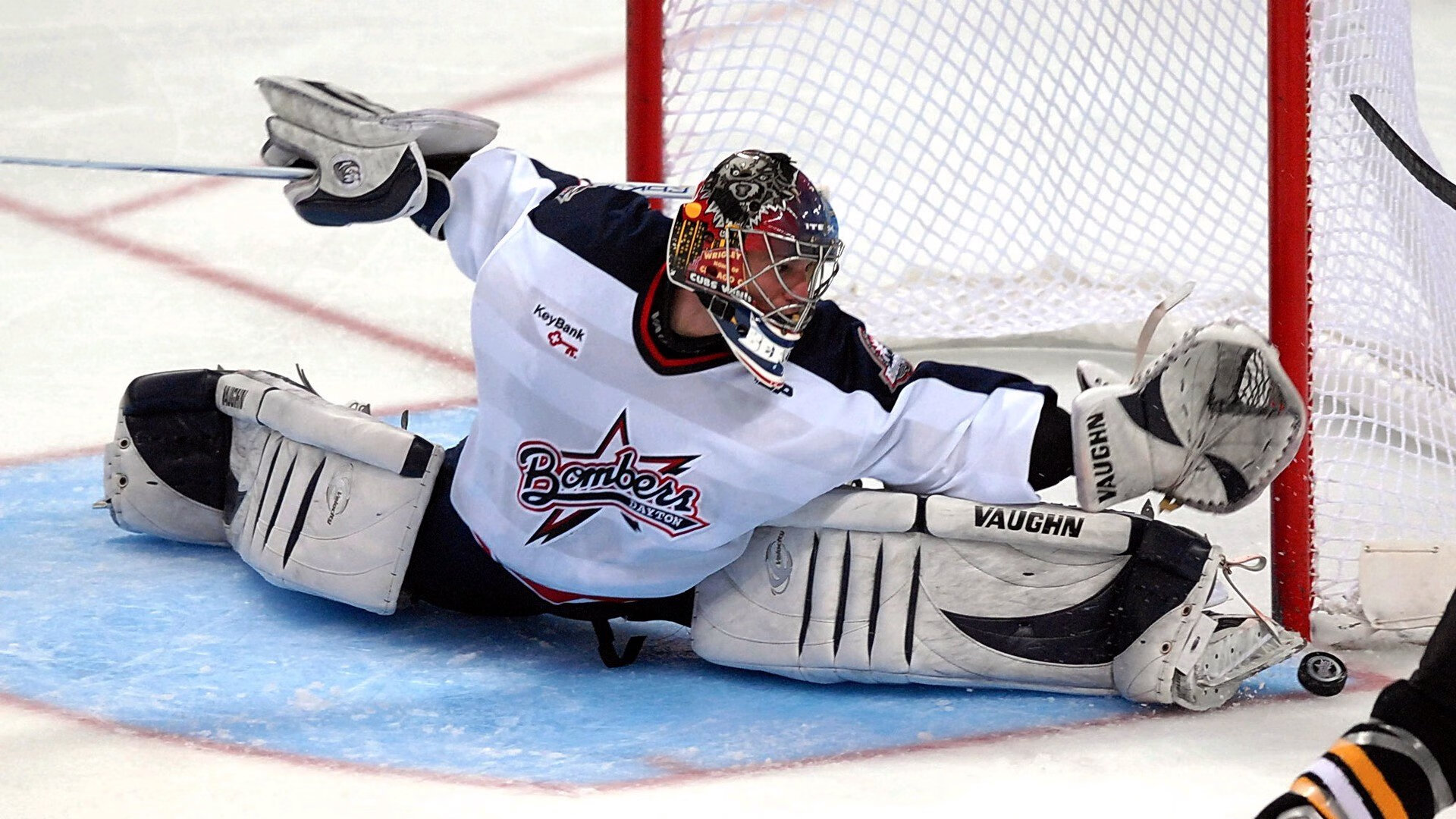 赛道上的极速与屏幕前的激情，贝恩F1揭幕战之夜全程高能输出